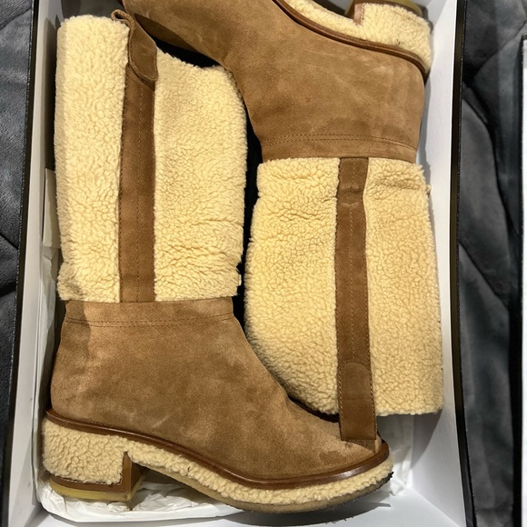 Selling these stylish winter Chanel boots. Can be dressed up/down worn2-3x - Picture 5 of 6